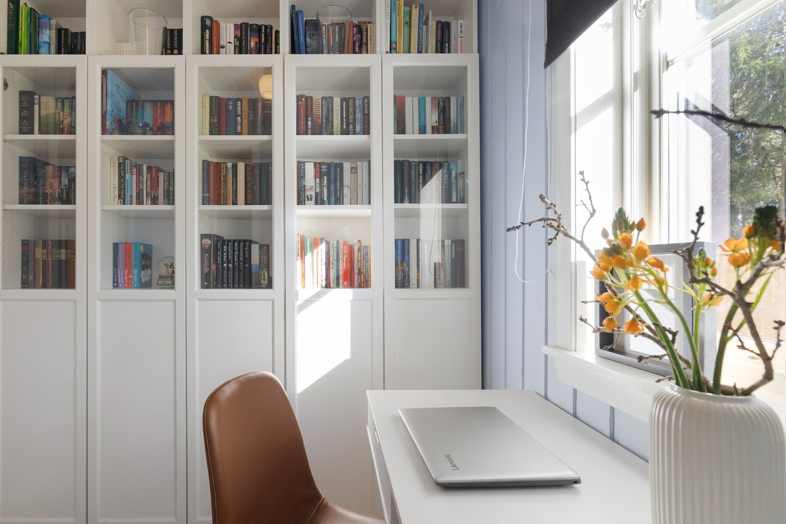 Ved kontoret har man fint lysinnslipp og en vakker utsikt over hagen. Galleribilde