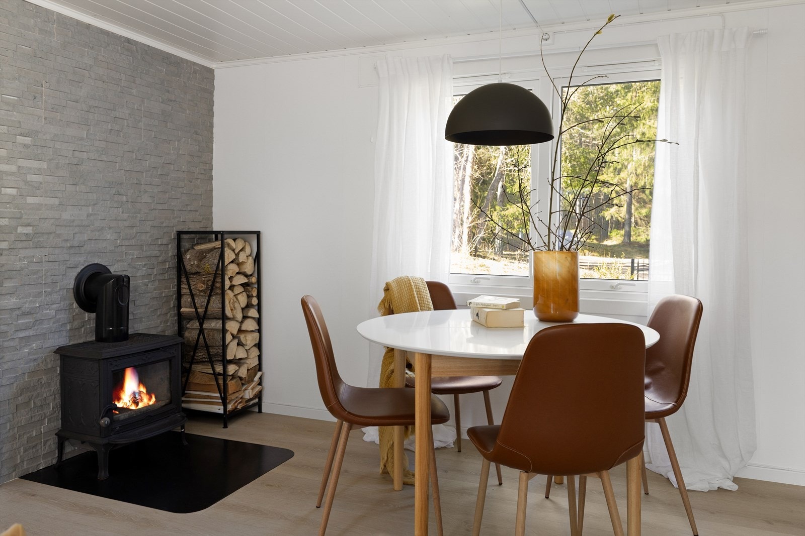 Skulle det være behov for litt ekstra varme en sen sommer gir vedovnen en god varme i hytten. Galleribilde