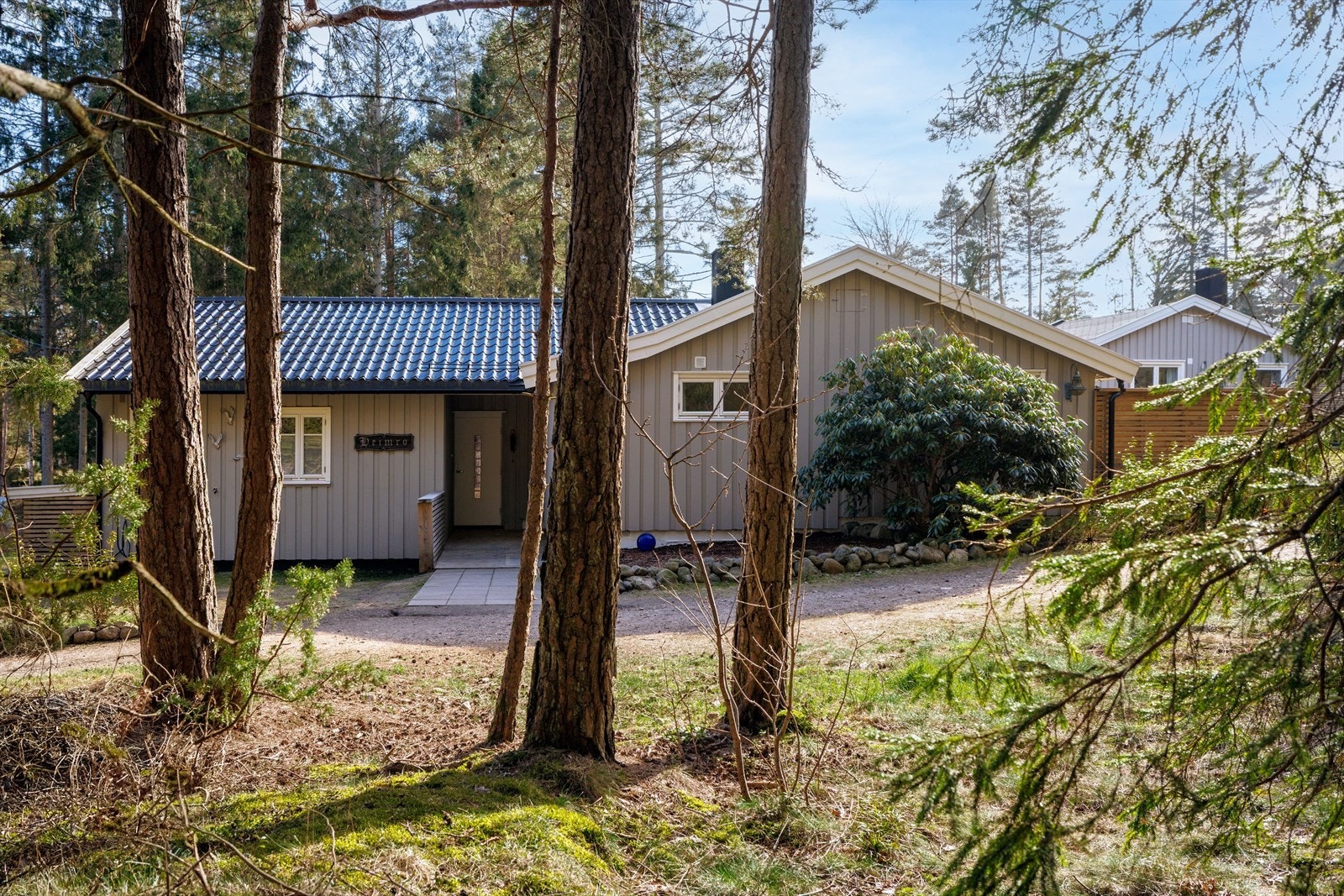 Eneboligen er opprinnelig fra ca 1958, men ble tilbygget i 2002. Det er delen til venstre i bildet som ble oppført i 2022. Galleribilde