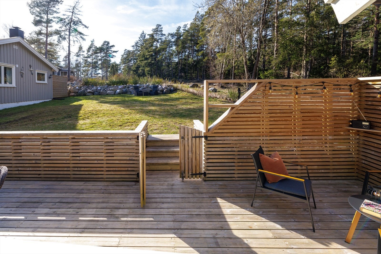 Det er en grind i rekkverket , som dermed skiller hagen og verandaen. Galleribilde