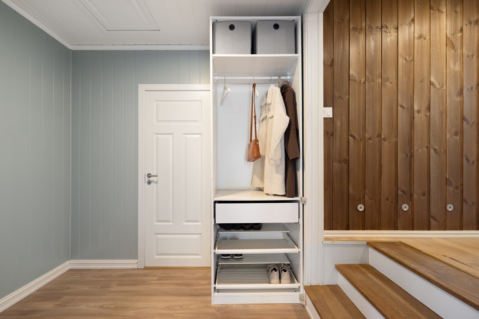 Fra boligens inngangsparti går man opp ett par trappetrinn til den eldre delen av boligen. Galleribilde