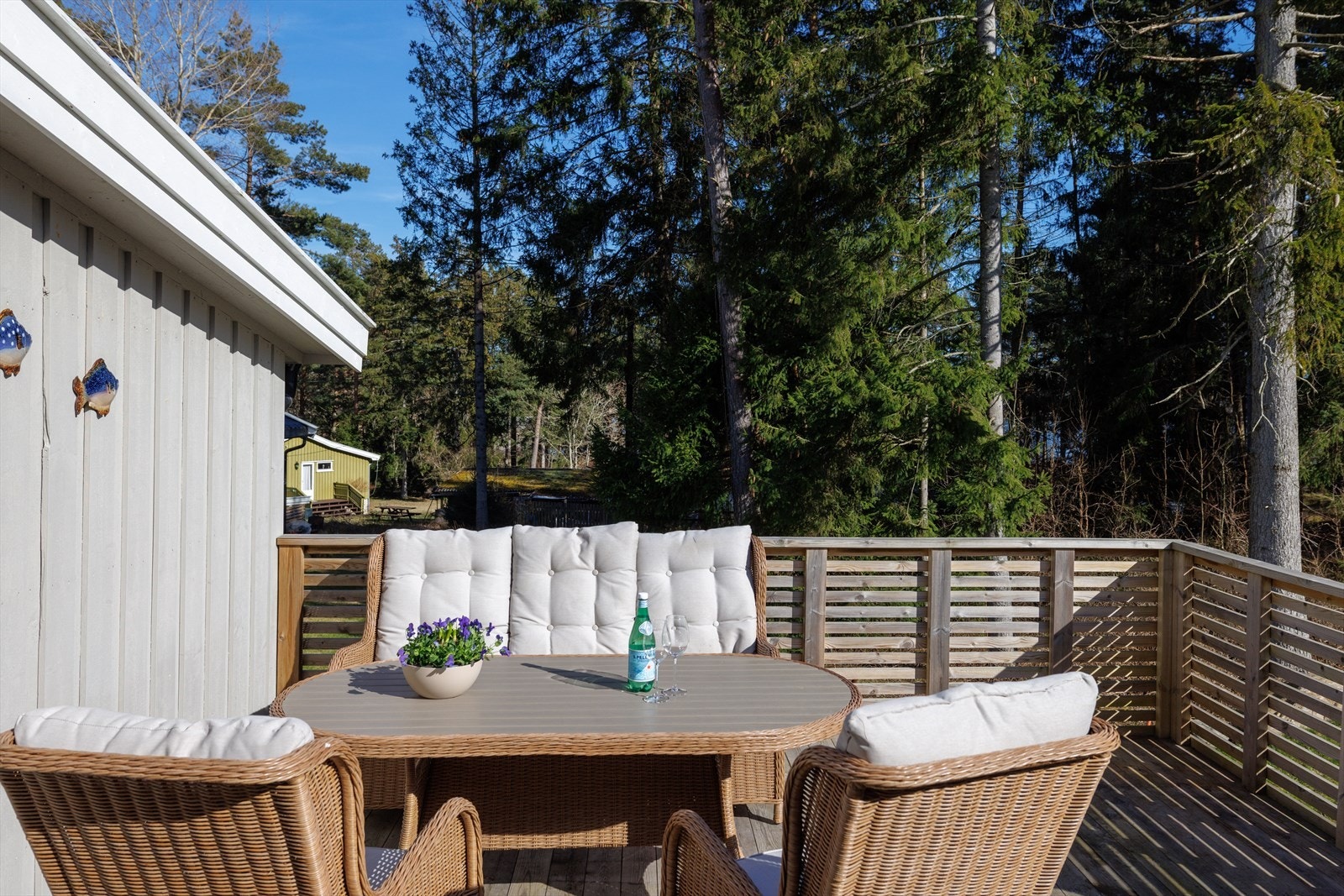 Man sitter helt skjermet og usjenert ved hytten. Galleribilde