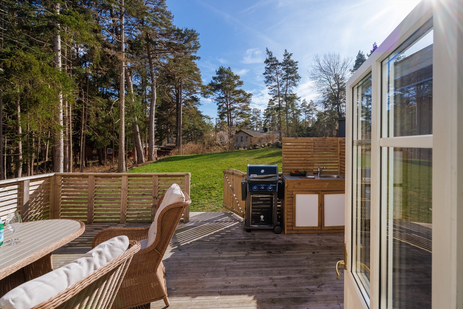 De store furutrærne gir le og skjerming. Galleribilde