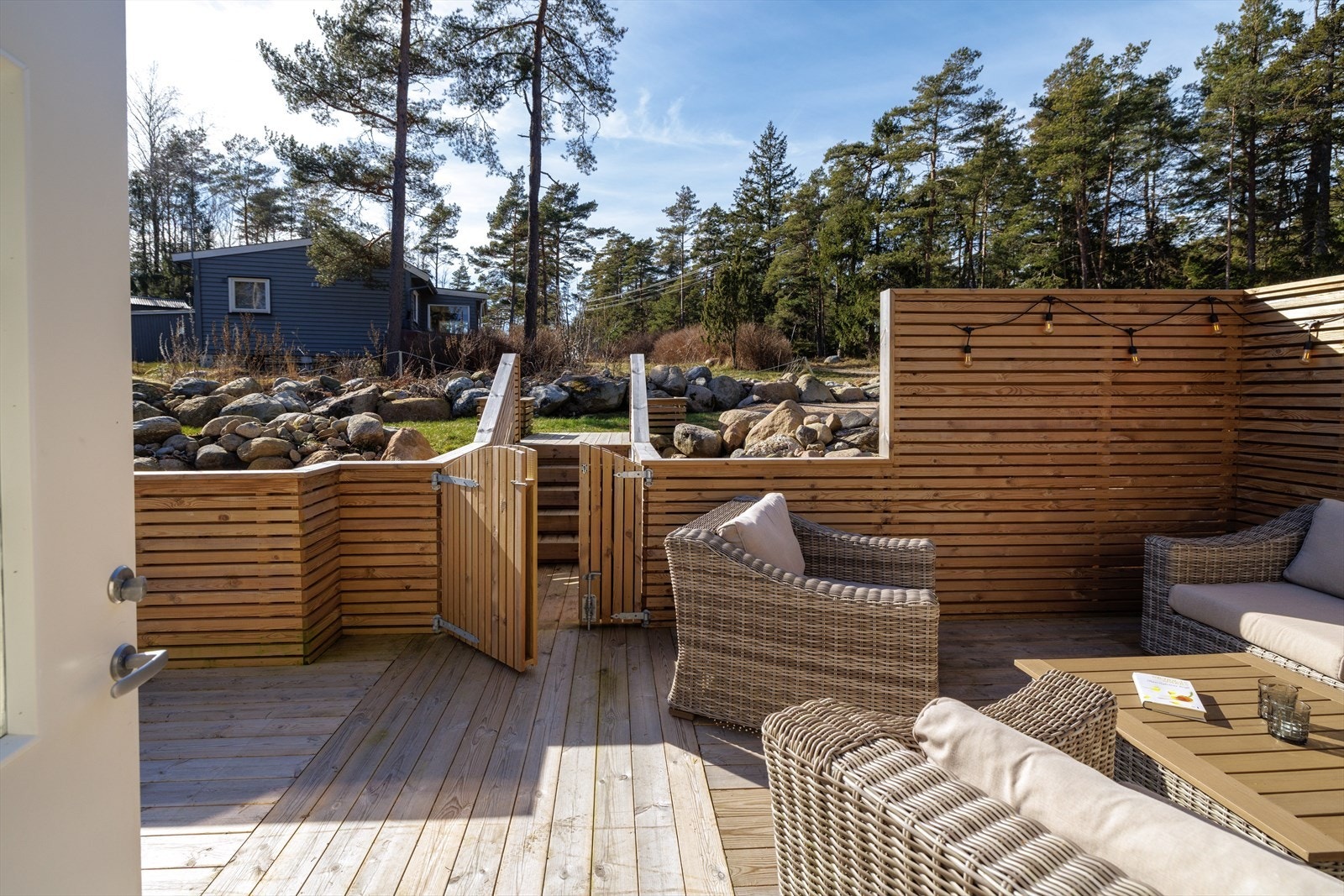 Ved inngangen er det en trapp ned fra parkeringen og port inn til verandaen. Galleribilde