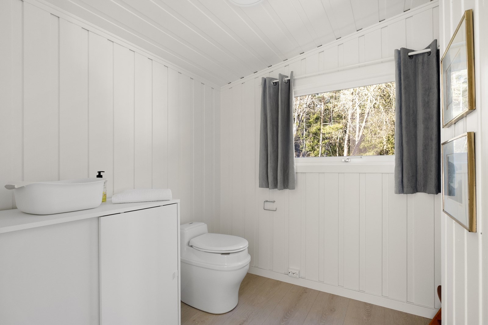 På den andre siden av gangen ligger wc-rom, som er innredet med et separeringstoalett. Det er ikke innlagt vann i hytta. Galleribilde