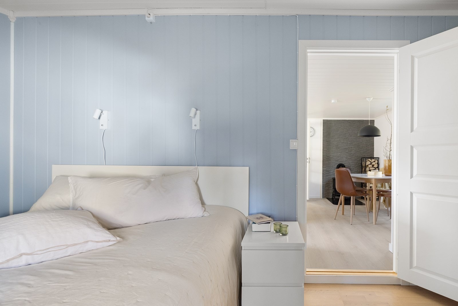 Hovedsoverom ligger vegg-i-vegg med stuen. Galleribilde