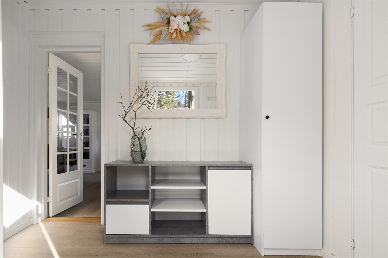 Fra uteområdet kommer man inn til en lys og romslig gang. Galleribilde