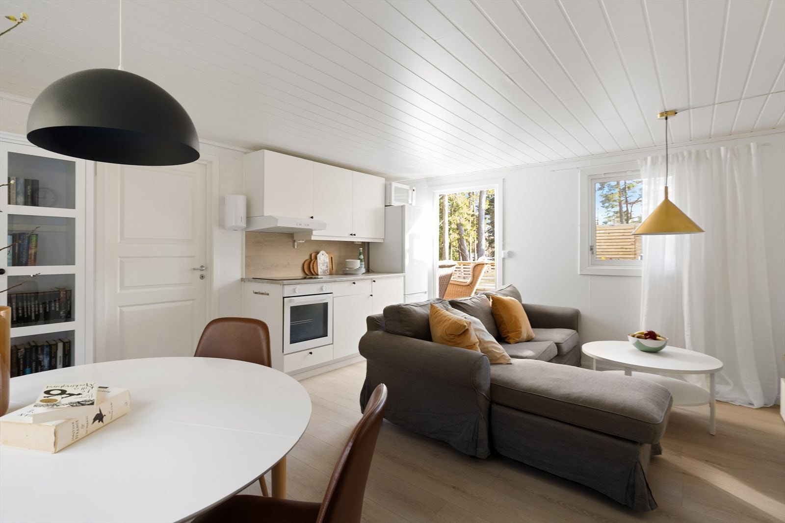 Her kan man skape gode sommerminner for venner og familien, eller ved å leie ut hytten i sommerhalvåret. Selger har hatt leieinntekter på kr. 12-14.000,- pr. uke i høysesongen. Galleribilde