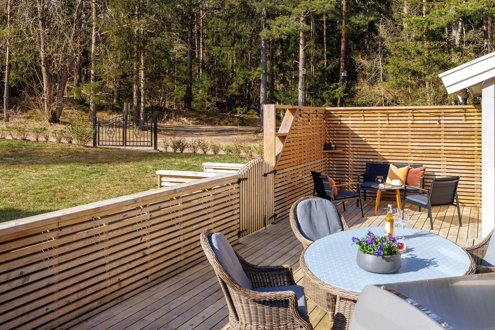 Solen kommer på verandaen ca. kl 12-1300 på høysommer. Bak spileveggene sitter man helt skjermet. Galleribilde