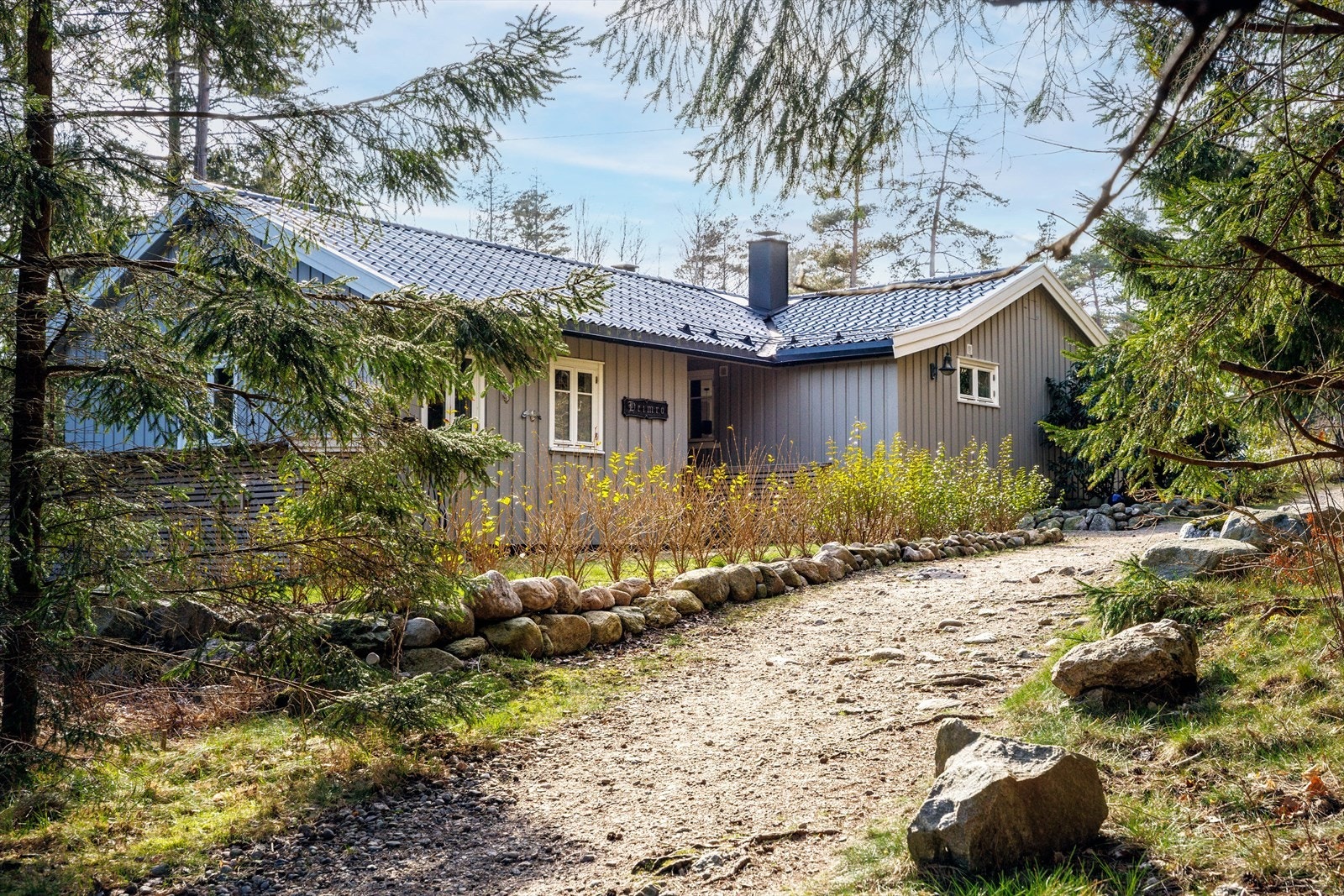 Fra gammelt ble denne plassen kalt "Heimro". Og det med rette, her finnes sjelero! Eiendommen ligger tilbaketrukket i nydelige omgivelser som oser sol, sjøluft og hvilepuls. Galleribilde