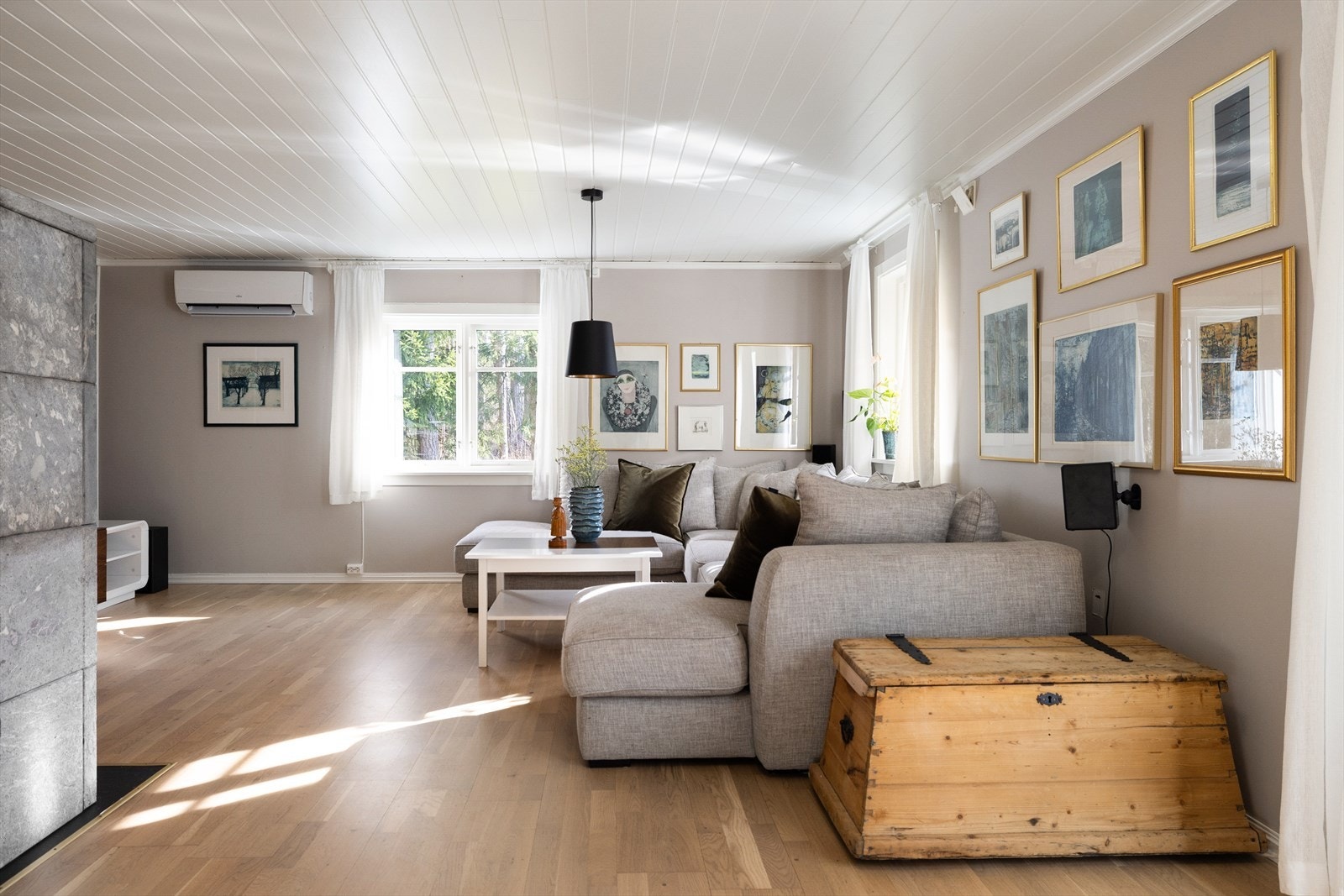 Alle overflater er pusset opp i de senere årene og boligen er holdt i en sommerlett fargepalett. Galleribilde