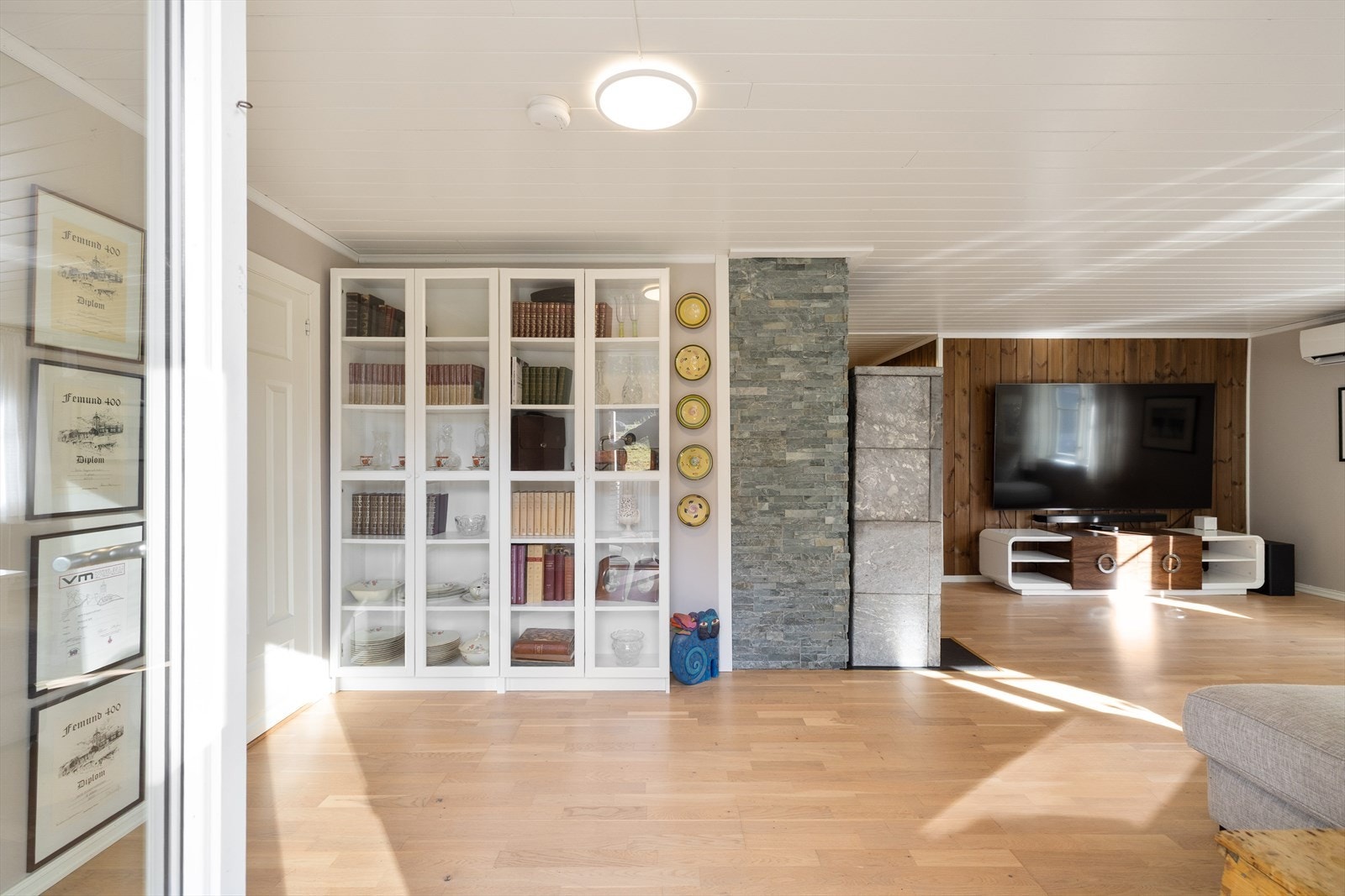 Til venstre i bildet er det inngang til to av soverommene i huset. Galleribilde