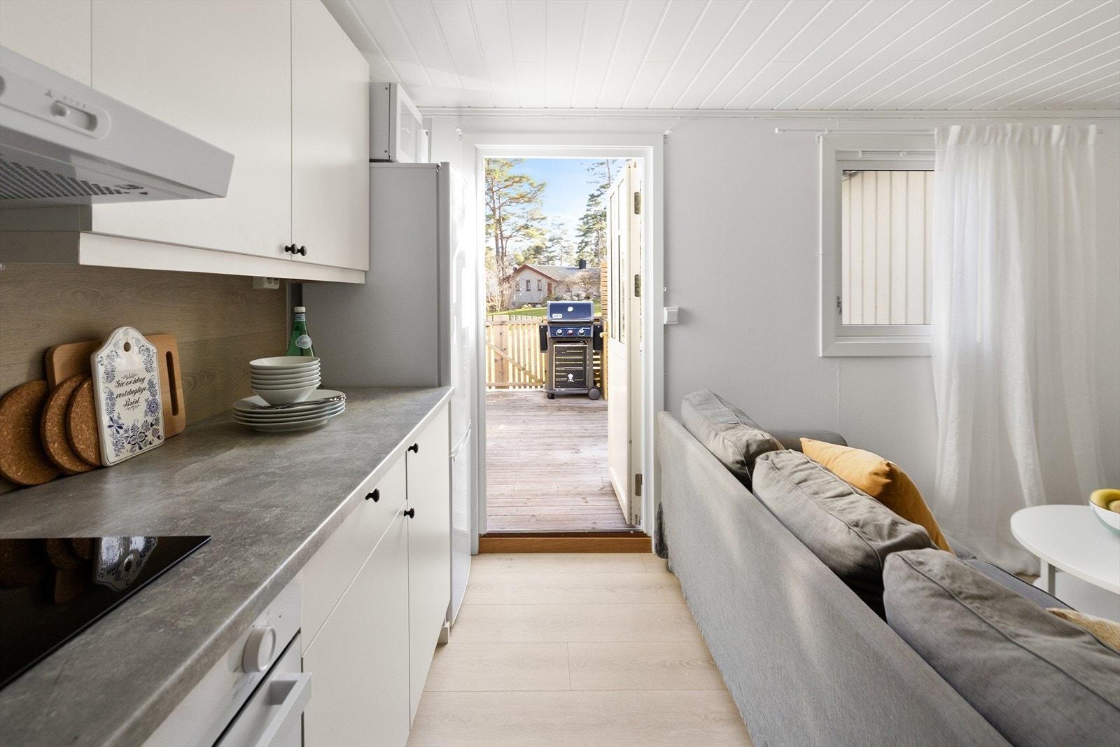 Fra oppholdsrommet er det utgang til den sørvendte verandaen og videre nedgang til hagen. Galleribilde