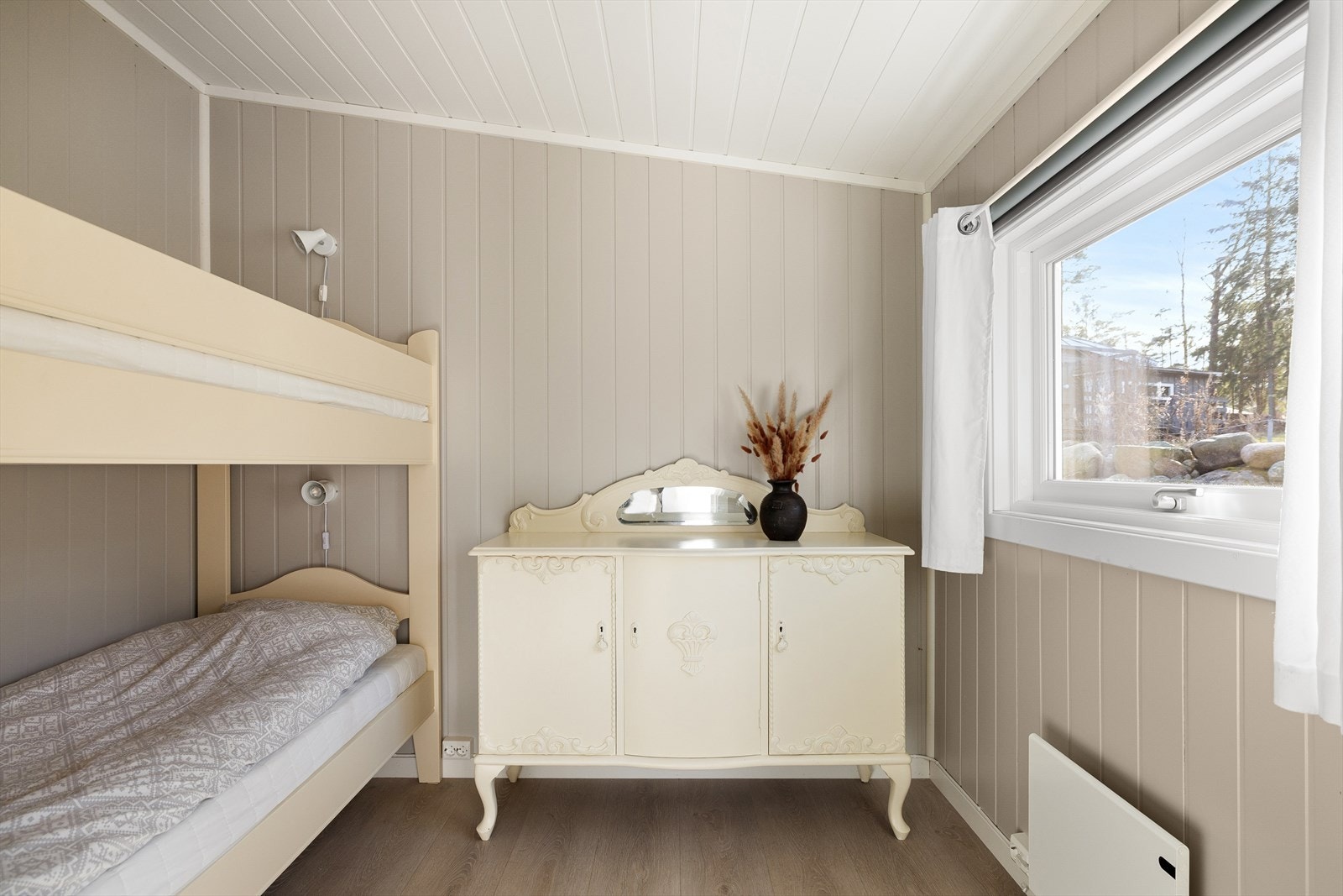 Fra gangen kommer du direkte inn til soverom nr. 1 som er vendt mot vest. Galleribilde