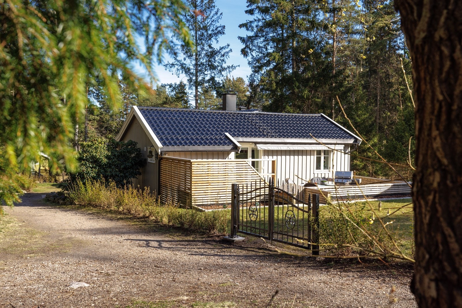 Den berømte kyststien som strekker seg kilometer på kilometer langs skjærgården, går forbi eiendommen. Galleribilde