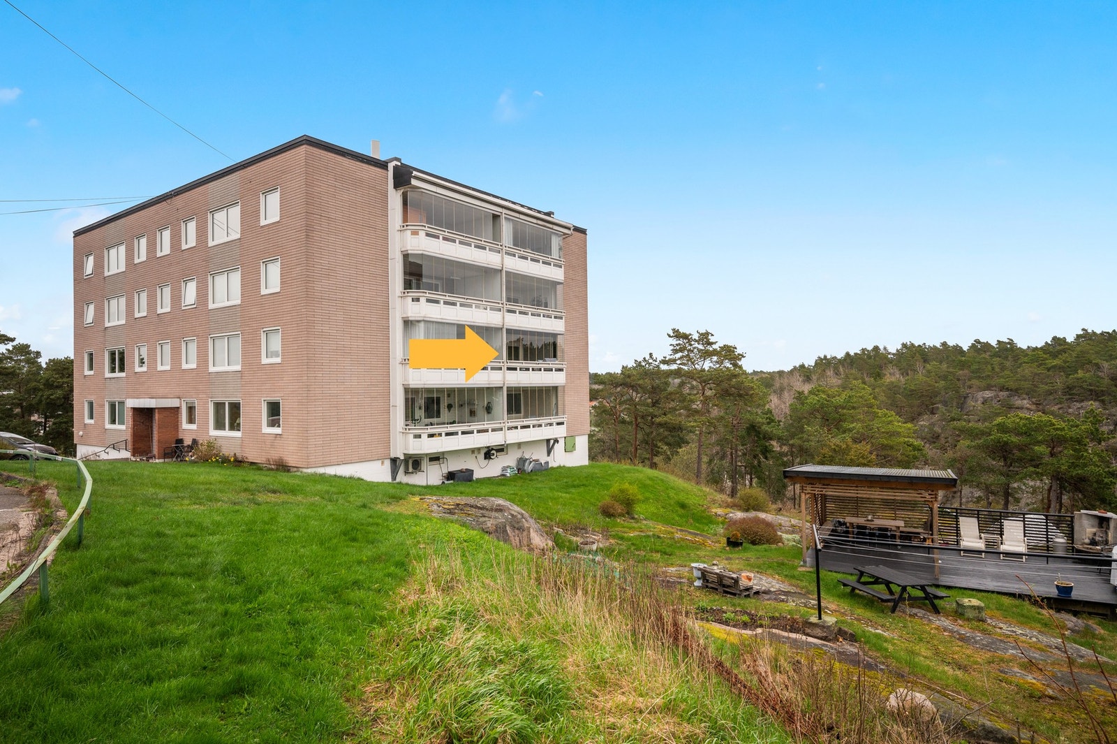 Leiligheten i 2.etasje, helt usjenert og med utsikt mot naturen Galleribilde