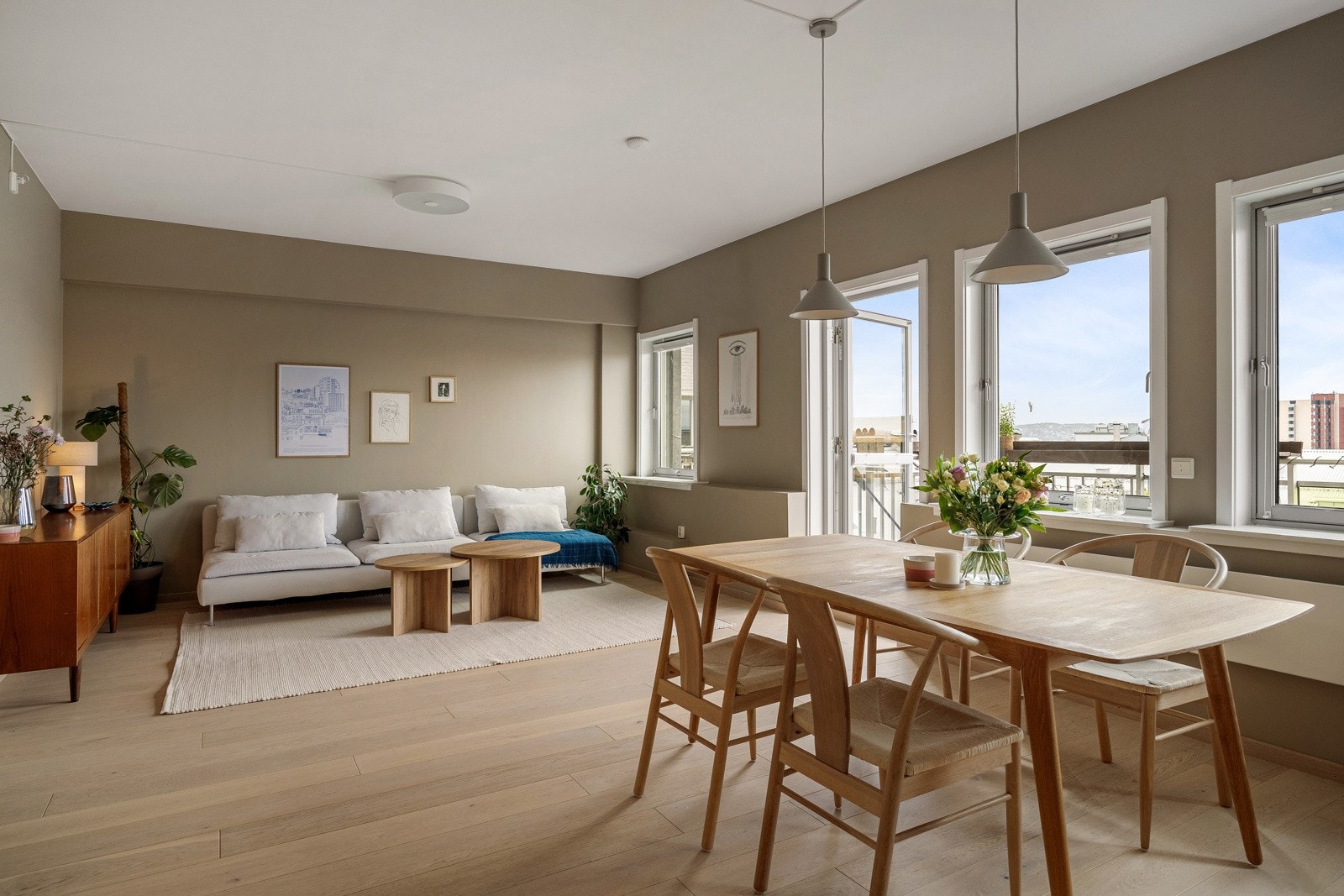 Stue med god plass til sofagruppe og spisestue. Galleribilde