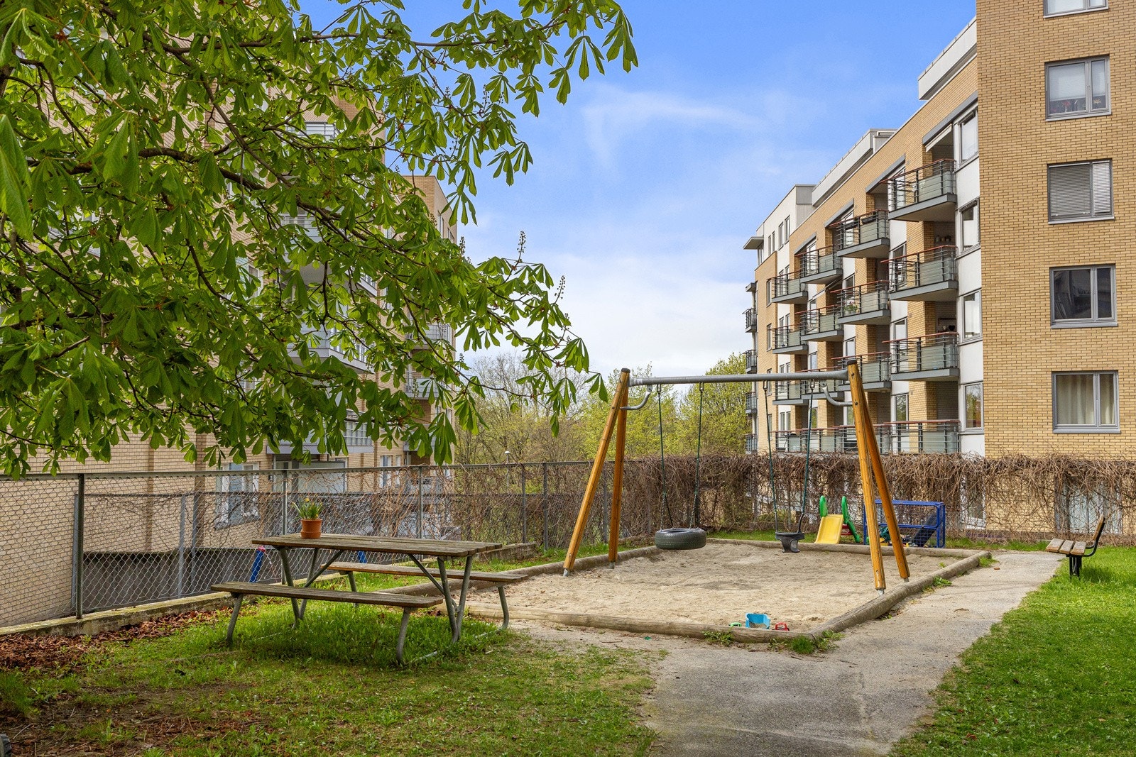 Pent opparbeidet gårdsplass med lekeareal. Galleribilde