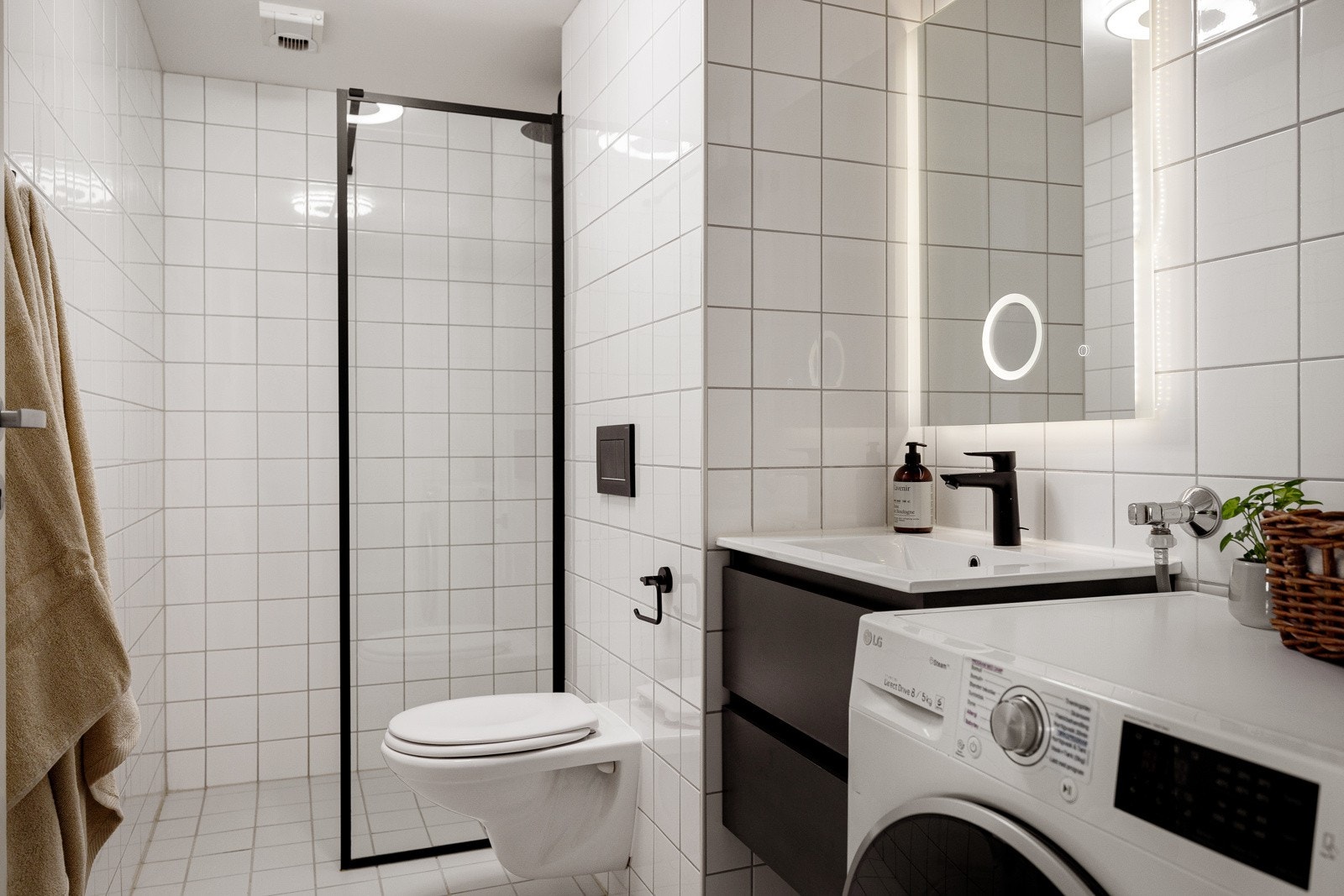 Bad/WC med opplegg til vaskemaskin/tørketrommel. Galleribilde