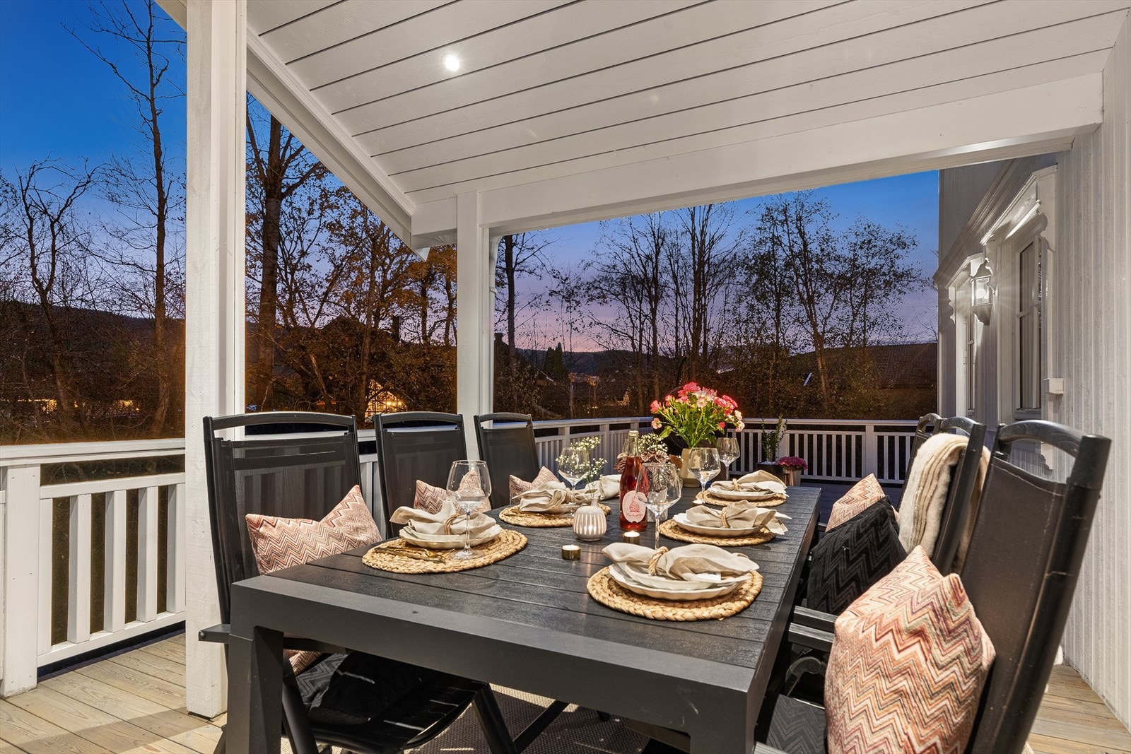 Her sitter man lunt og fint - med integrert belysning i tak Galleribilde