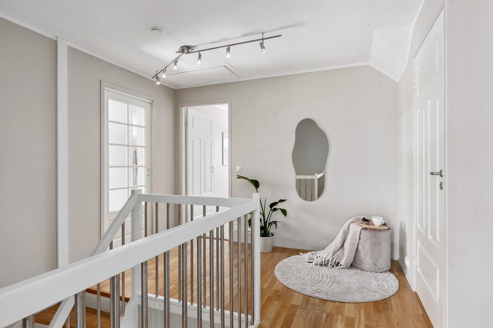 Trappeadkomst opp til en innholdsrik etasje med fleksibel planløsning Galleribilde