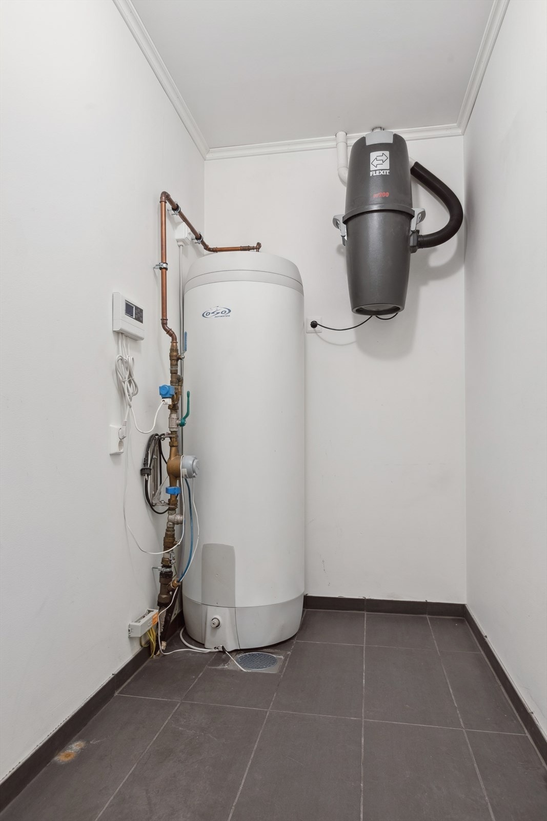 Teknisk rom/bod - varmtvannsbereder og anlegg for sentralstøvsuger Galleribilde