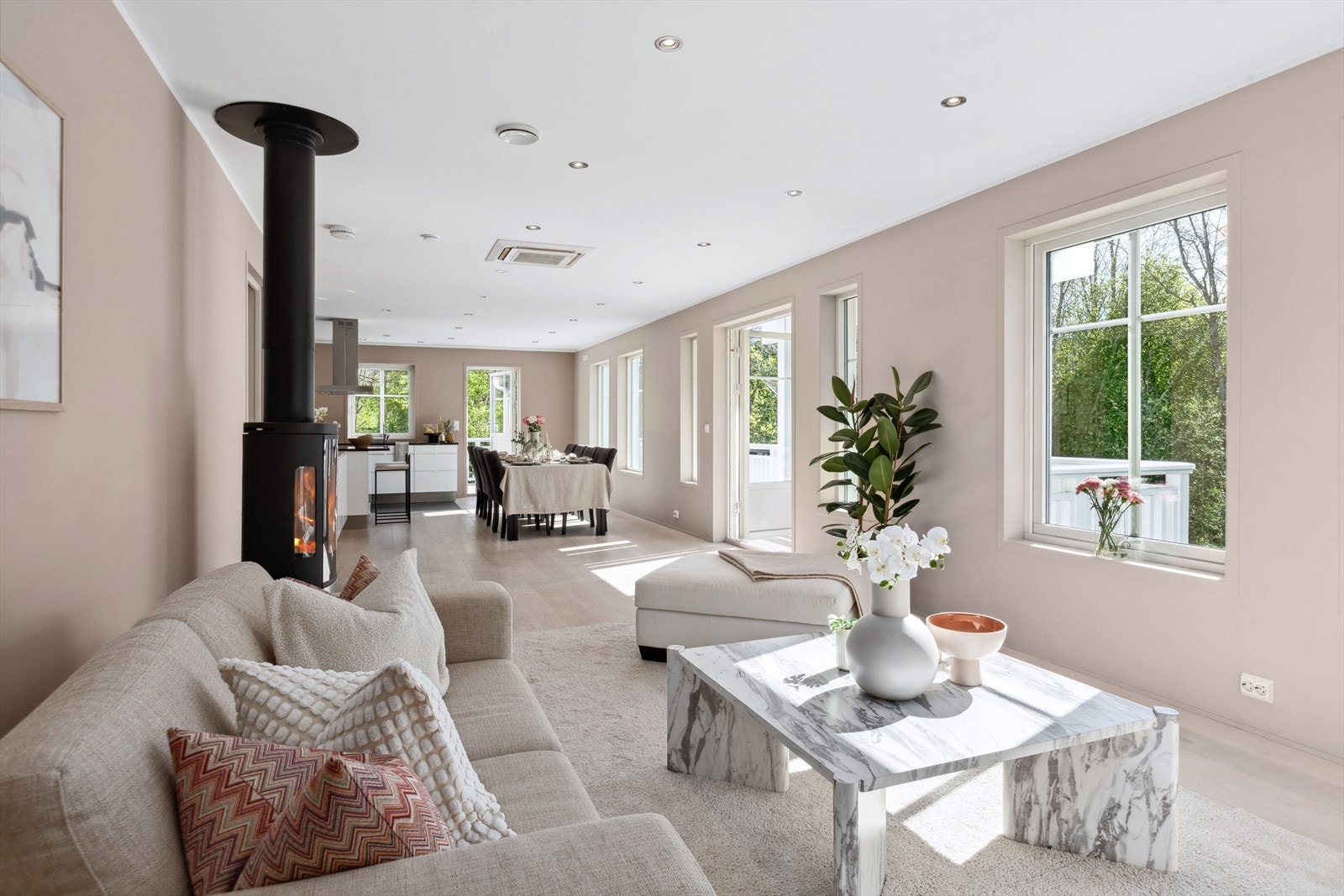 Stuen har en effektiv peisovn - i tillegg har huset varmepumper og balansert ventilasjon Galleribilde