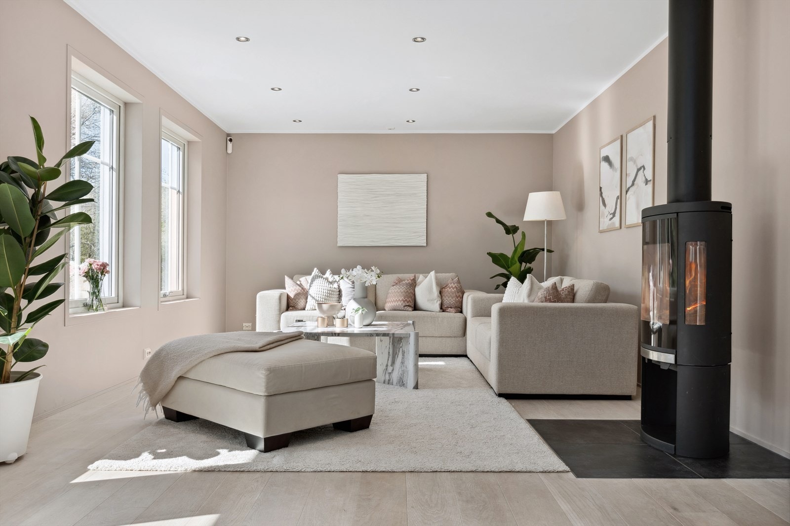 Rommet har naturlig inndeling for møblering av sofagruppe Galleribilde