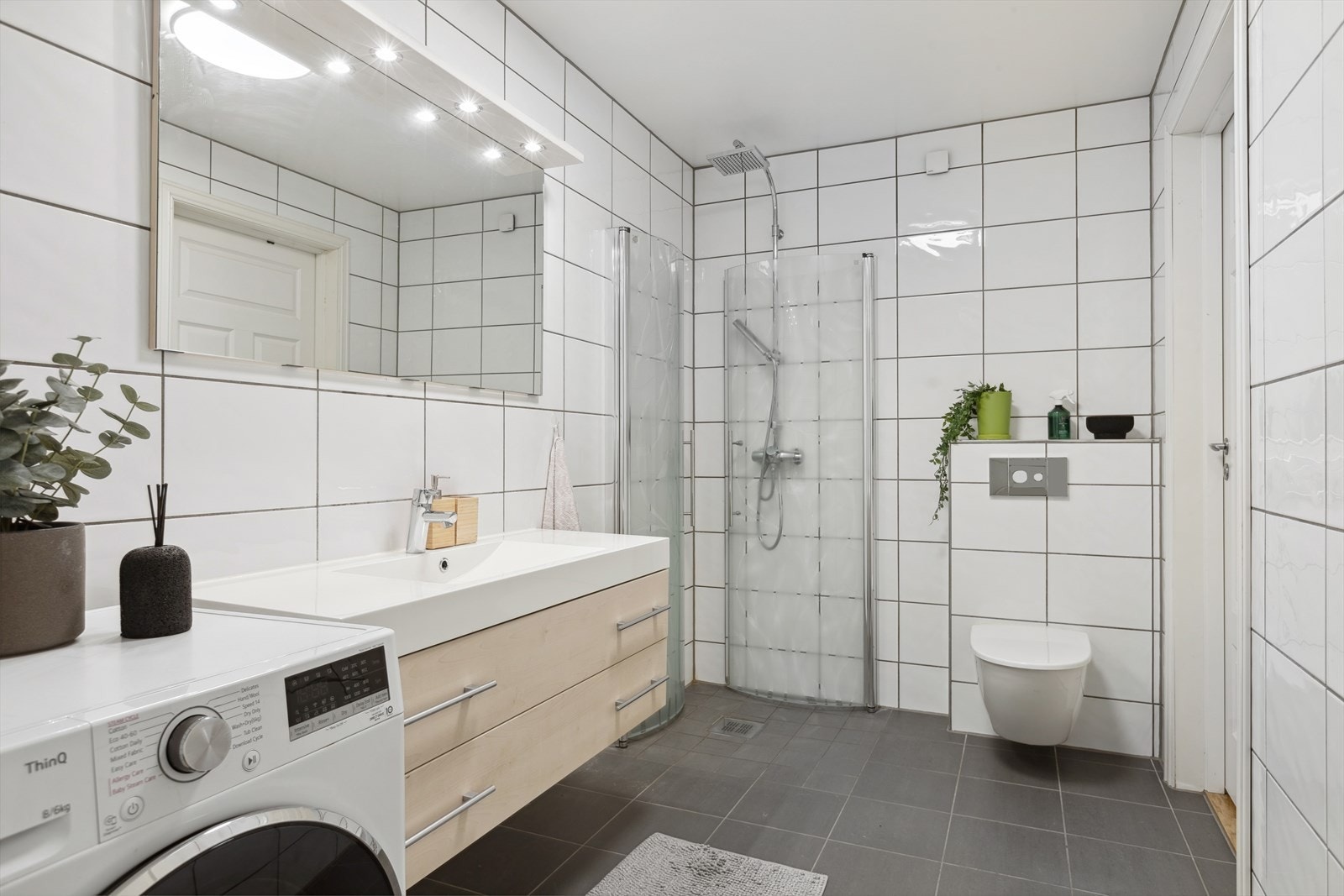 Utleiedel: Bad med opplegg for vaskemaskin Galleribilde