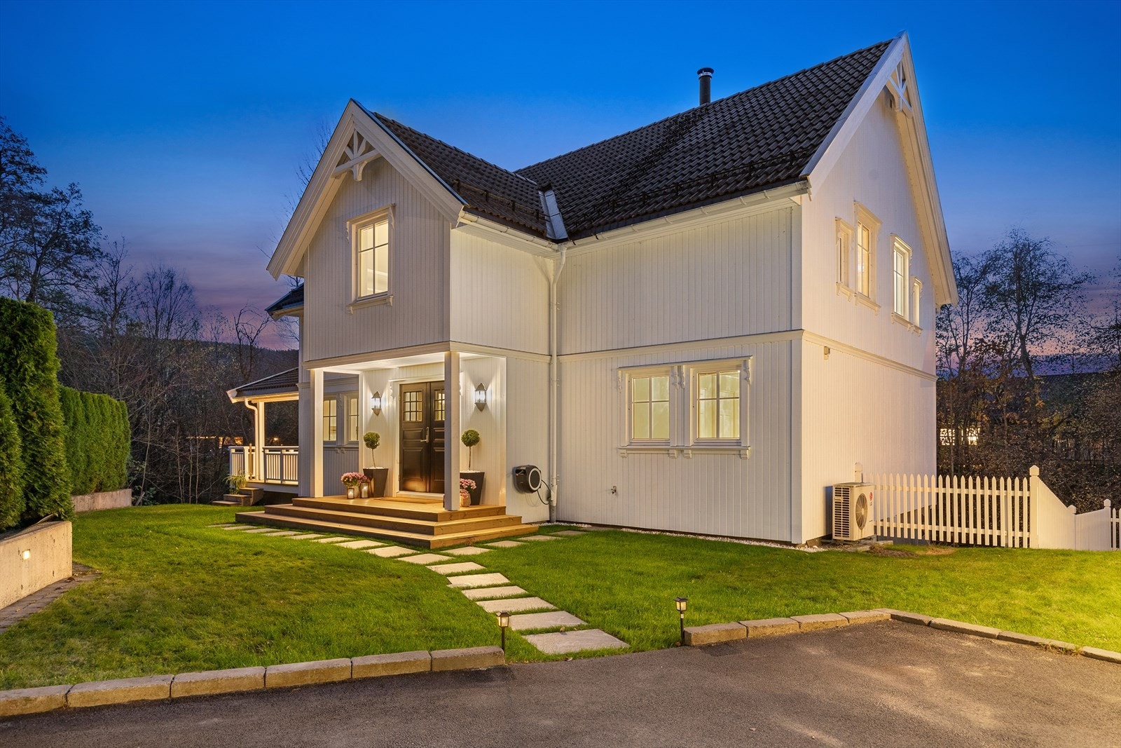 Det er også en rekke fine detaljer med hellelagt adkomst, støttemurer, adkomst til terrasse fra hage mm Galleribilde