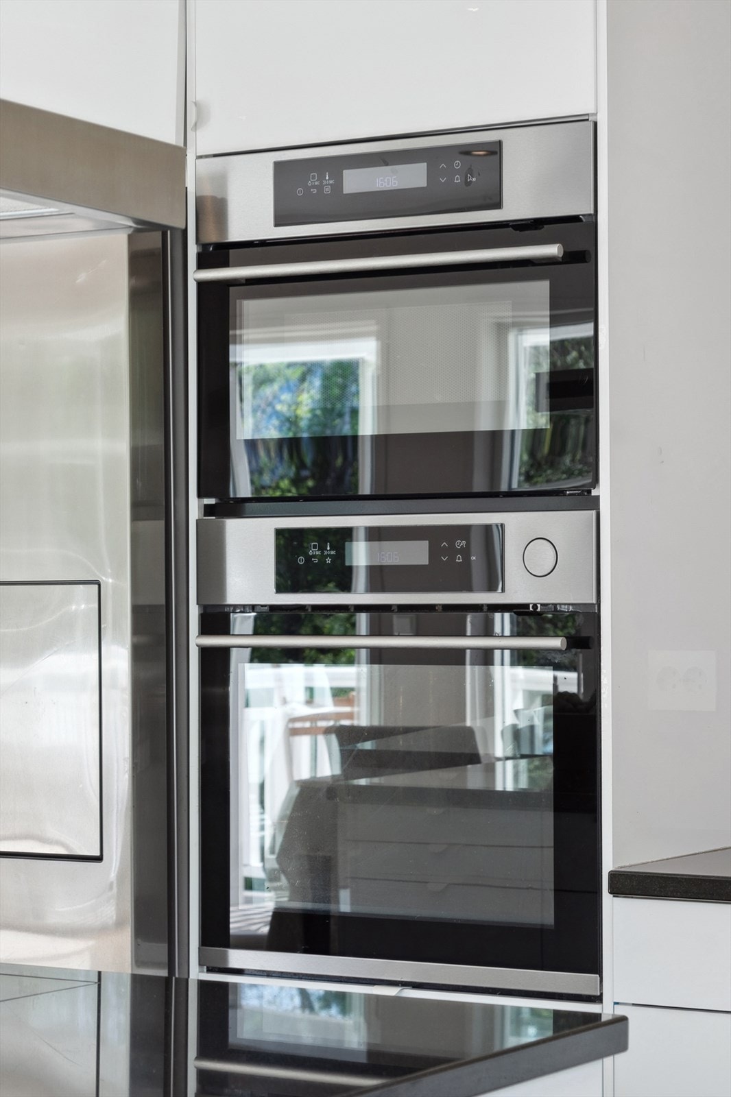 Kjøkkenet har integrerte hvitevarer med kombiovn (stek/mikro), stekeovn, koketopp, og side-by-side kjøleskap/frys. Disse medfølger salget. Galleribilde