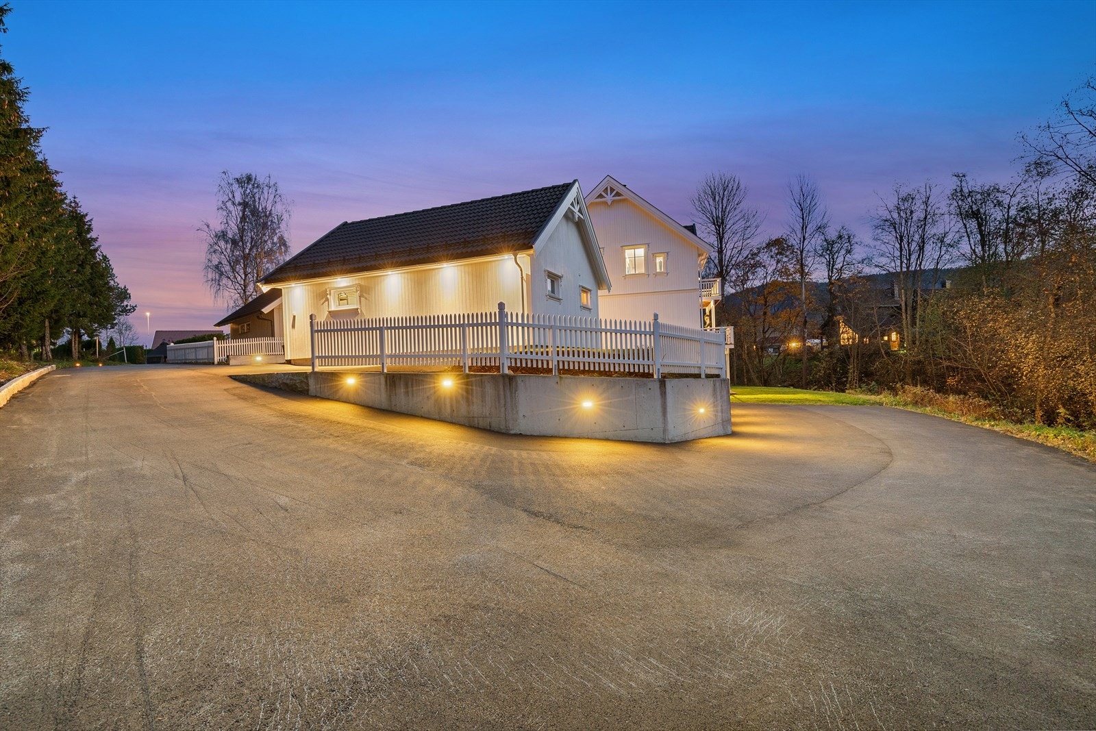 I tillegg til belysning i støttemur er også garasje og fasade lyssatt Galleribilde