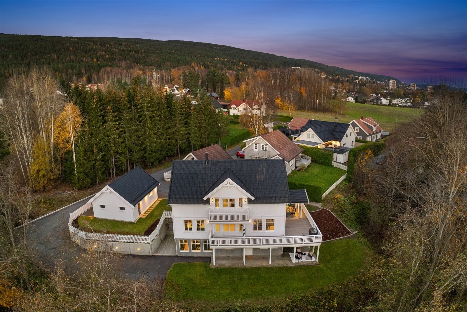 Tomten er pent opparbeidet og ligger innerst i blindvei Galleribilde