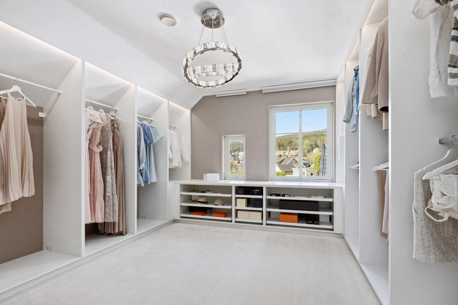 Walk-in-closet med rikt med garderobeplass Galleribilde