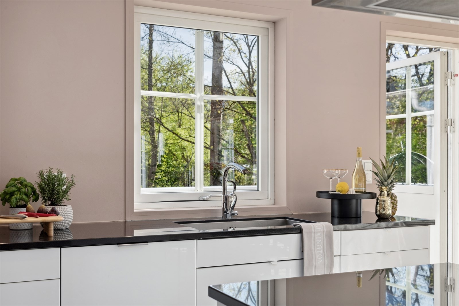 Fra kjøkkenet er det utgang til en nydelig uteplass Galleribilde