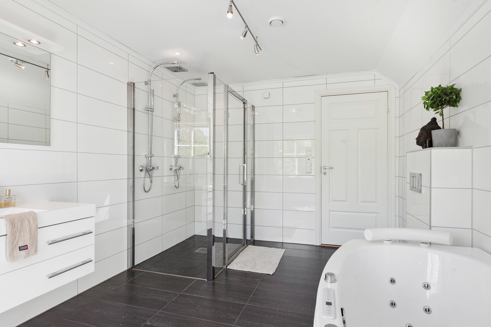 Badet har varmekabler i gulv Galleribilde