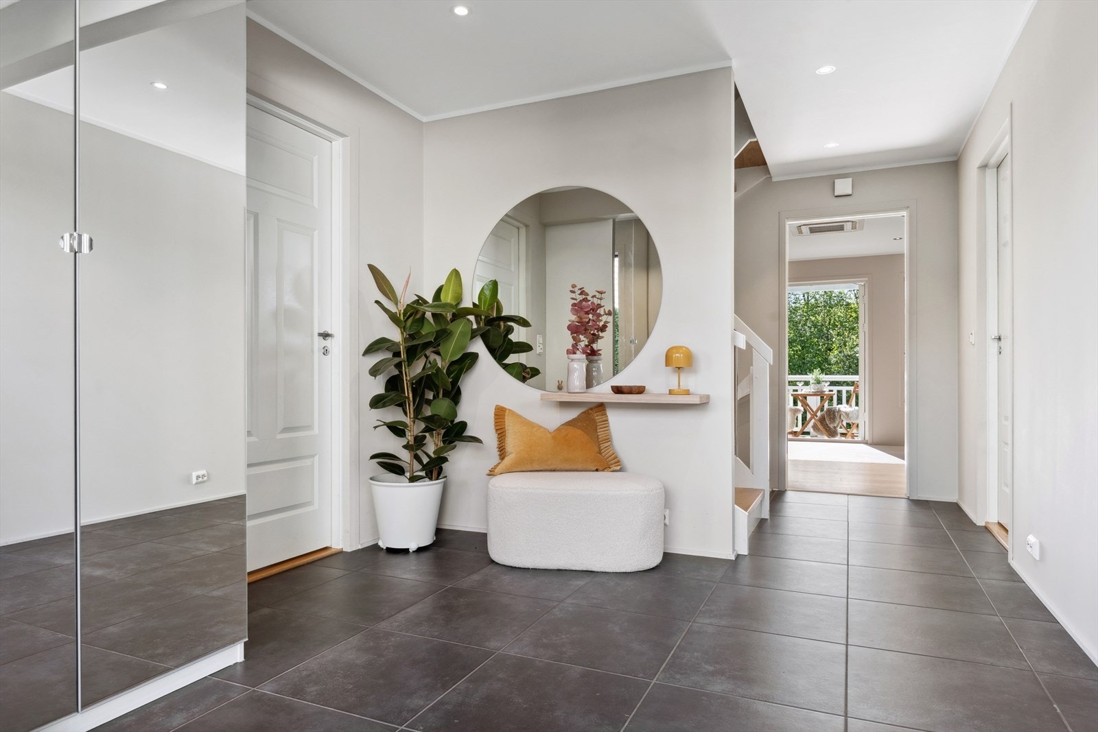 Hallen har videre downlights i tak - og godt med plass for å henge fra seg i hall Galleribilde