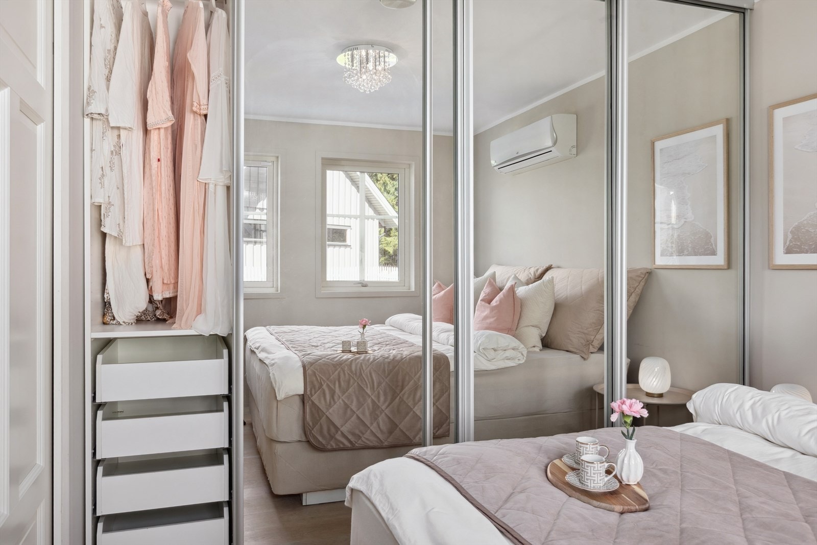 Garderobeskapet har rikt med innredning og praktiske speilfronter Galleribilde