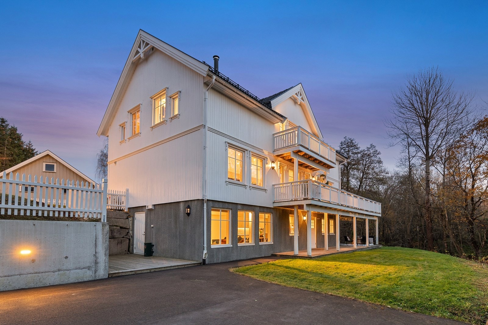 Utleiedelen har også egen uteplass med platting på ca 40 m2 Galleribilde