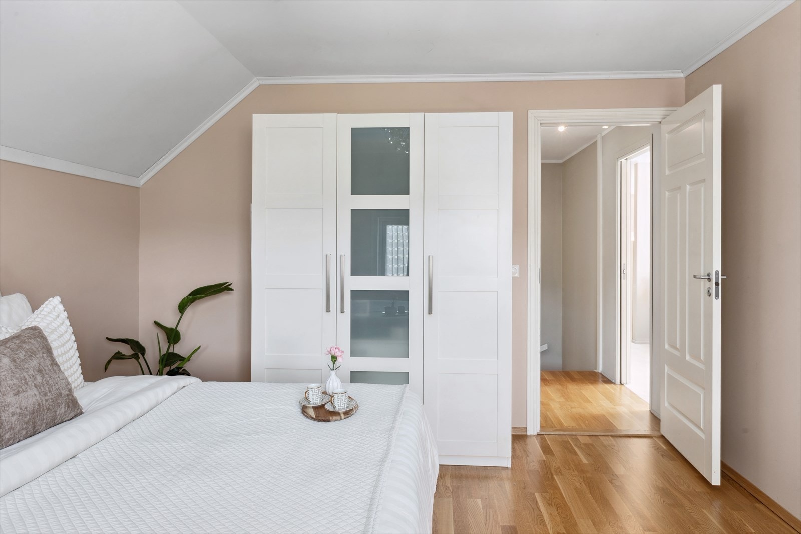 Også soverom 3 har gode klesoppbevaringsløsninger Galleribilde