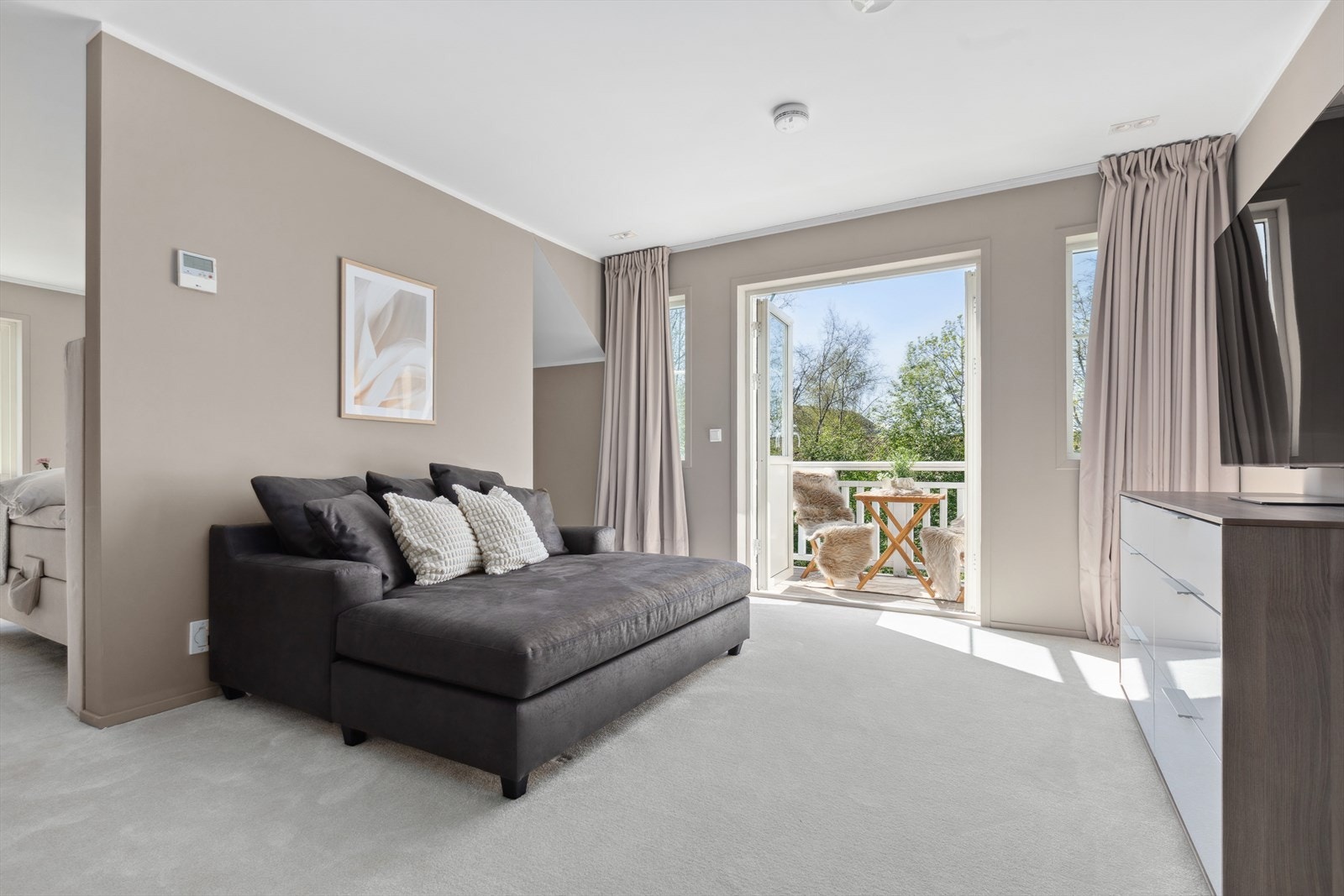 Foreldreavdelingen har flott vegg-til-vegg teppe som gir en lun og behagelig følelse Galleribilde