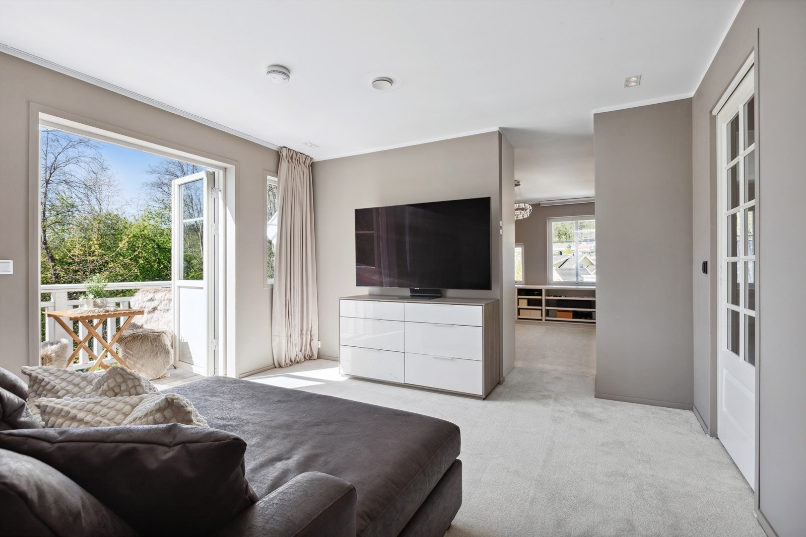 I dag er etasjen innredet med en meget romslig foreldreavdeling som består av stue, walk-in-closet og soverom Galleribilde