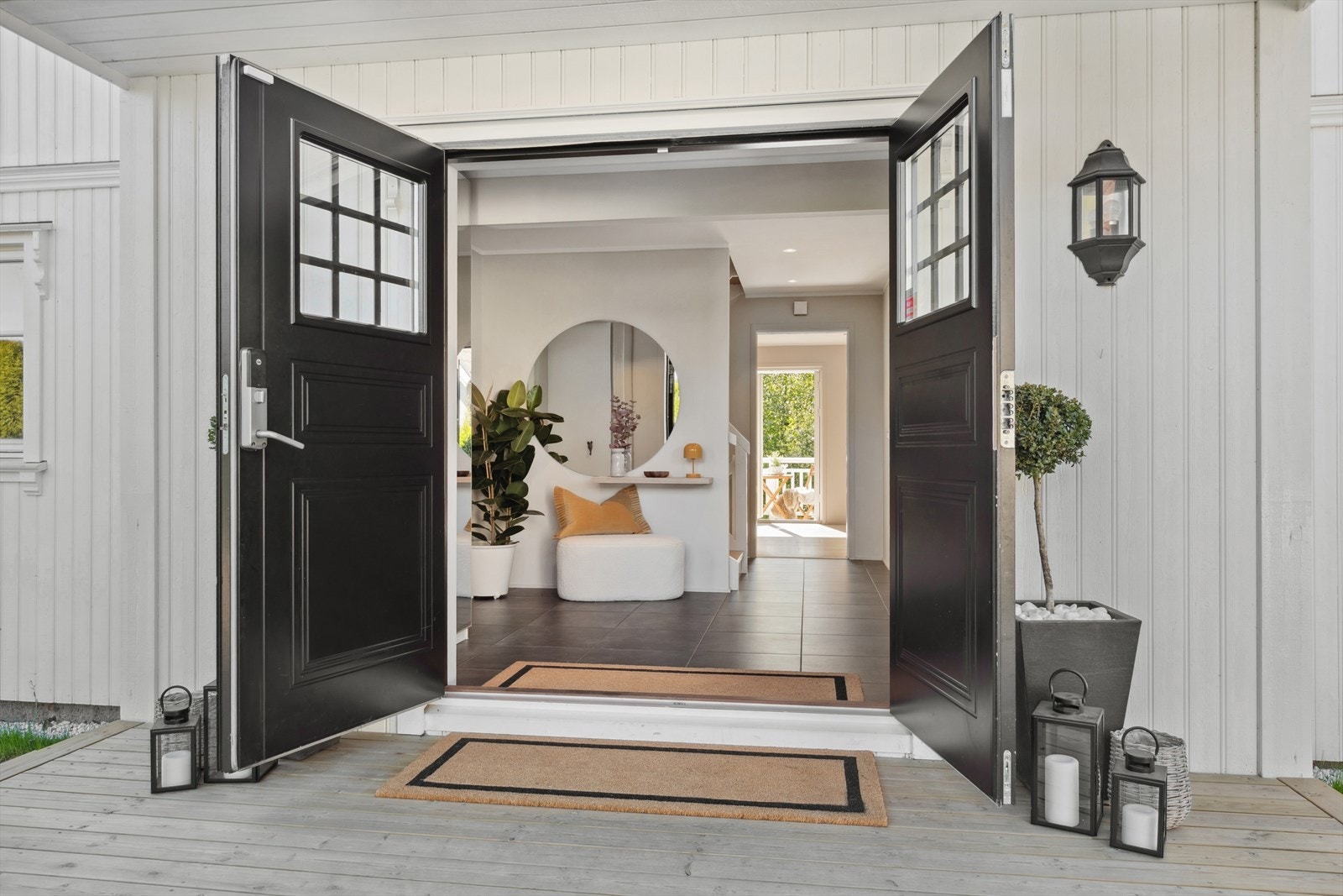 Døren har praktisk Yale doorman kodelås som kan kobles mot alarm o.l. Galleribilde