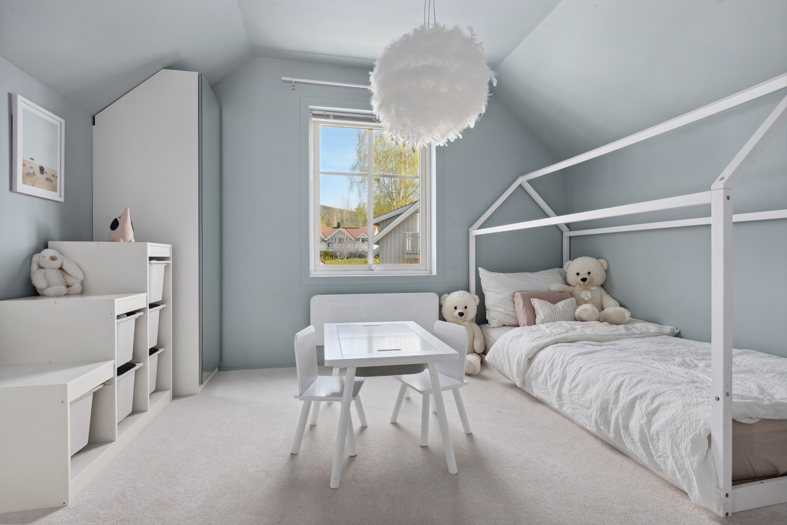 Soverom 4 - vegg-til-vegg teppe på gulv gir en lun følelse Galleribilde