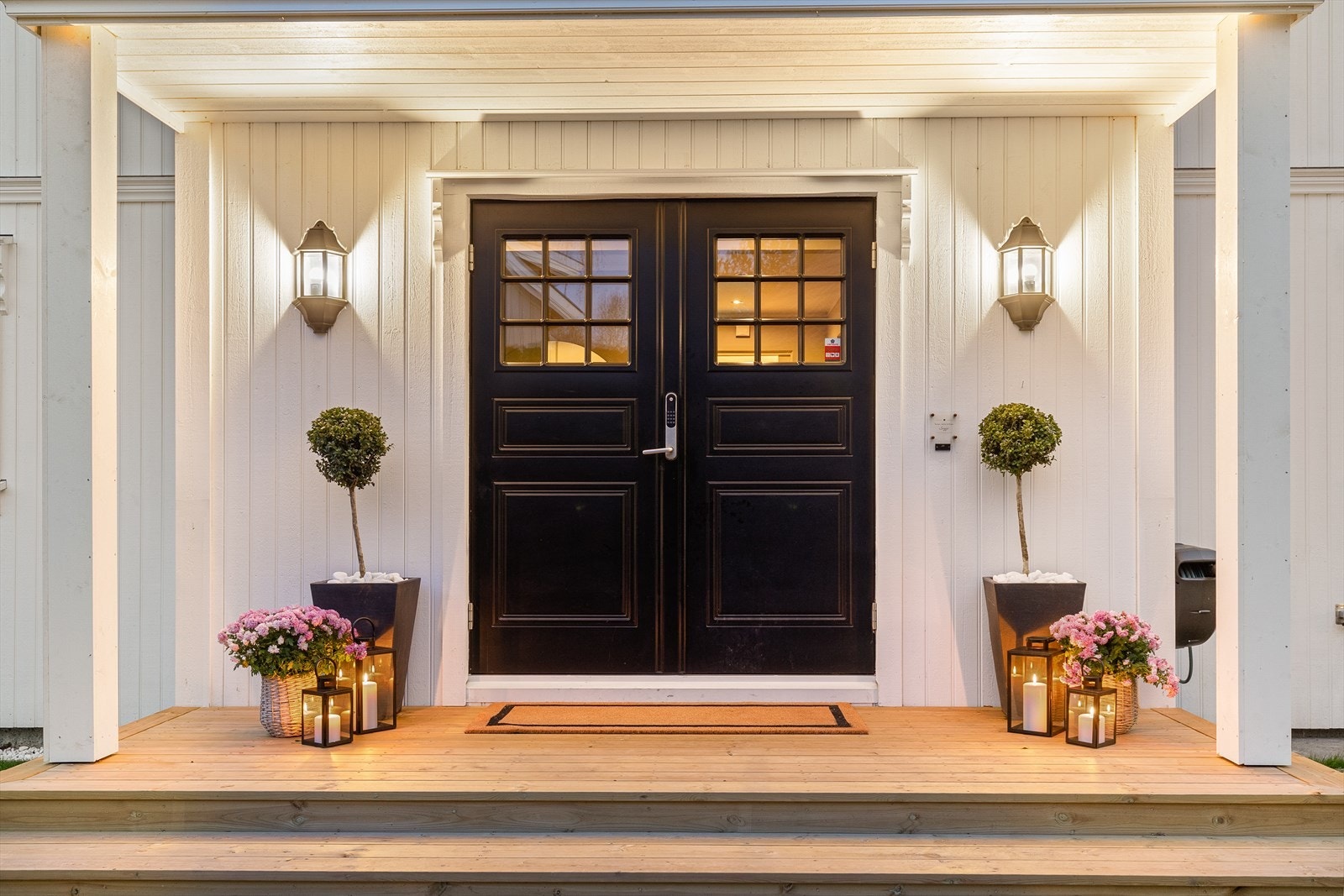 Takoverbygget inngangsparti med doble dører Galleribilde