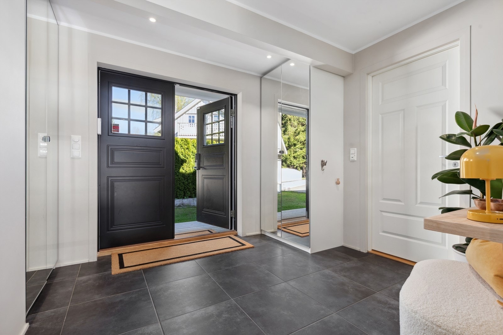 Hallen er av meget god størrelse - flislagt med elektriske varmekabler Galleribilde