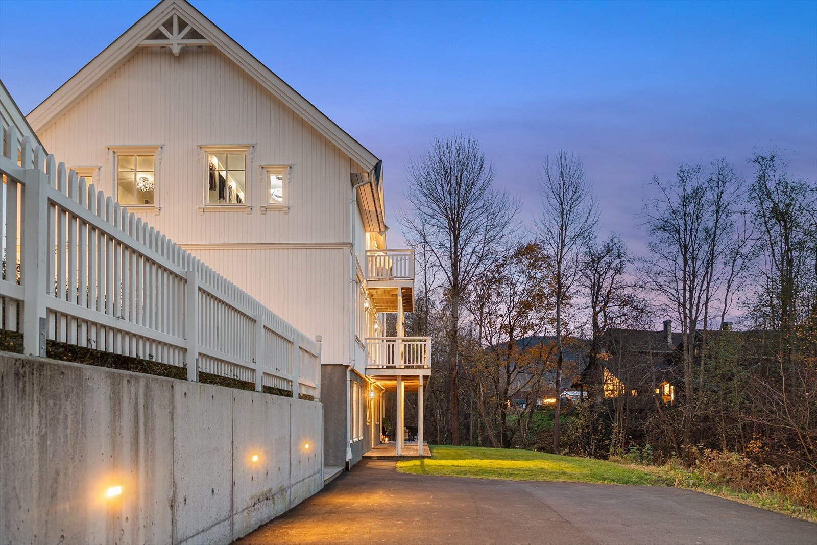 Huset har egen utleiedel med egen adkomst - også denne er asfaltert Galleribilde