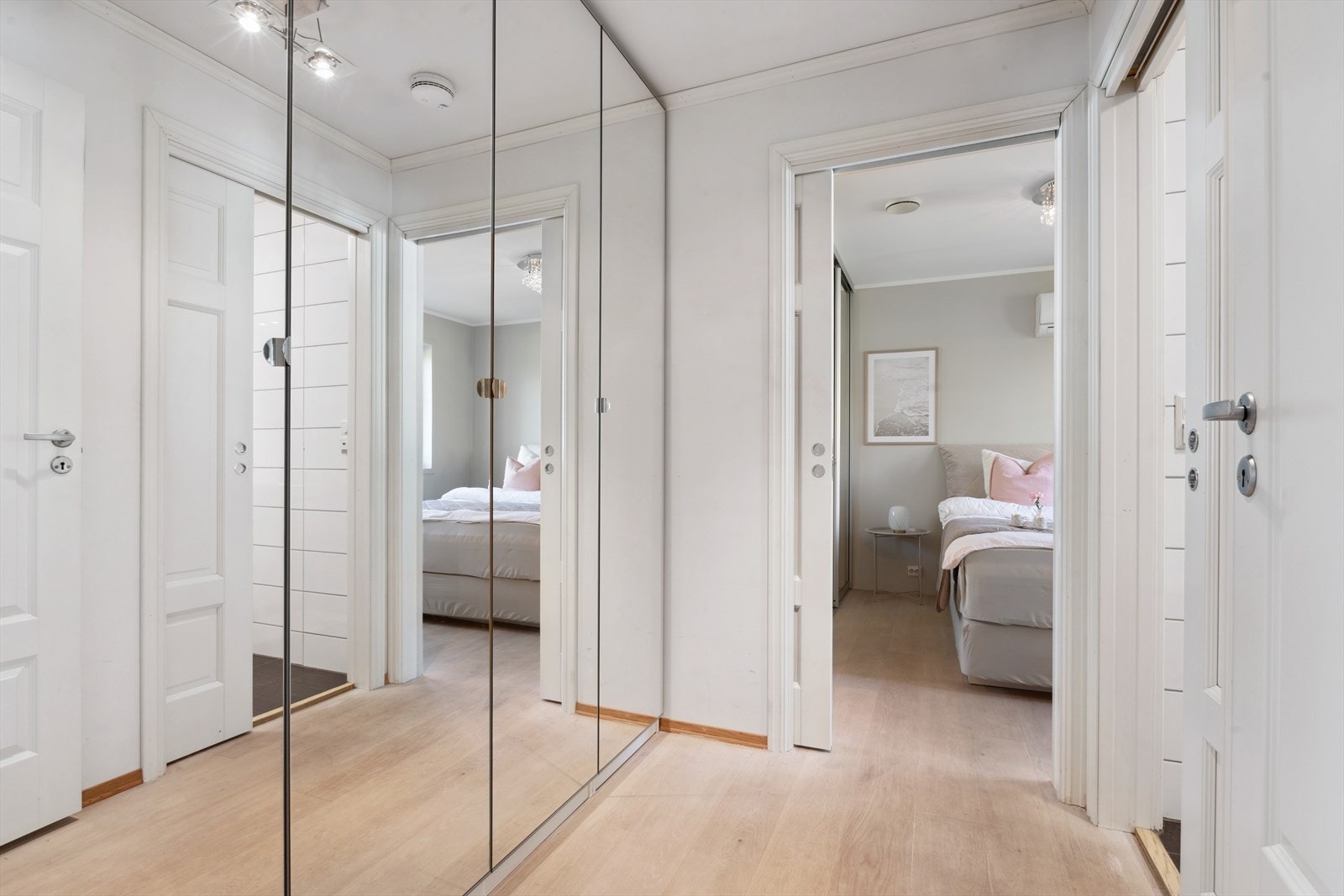 Hovedetasjen har sin egen soveromsfløy adskilt med dør, som inneholder gang med garderobe, bad og soverom Galleribilde