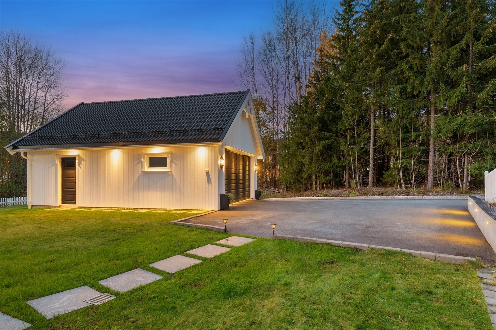 Godt med biloppstillingsplass ved inngangsparti Galleribilde