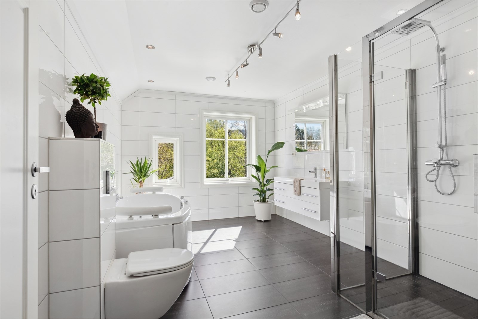 Romslig helfliset bad med både badekar og dobbeldusj Galleribilde